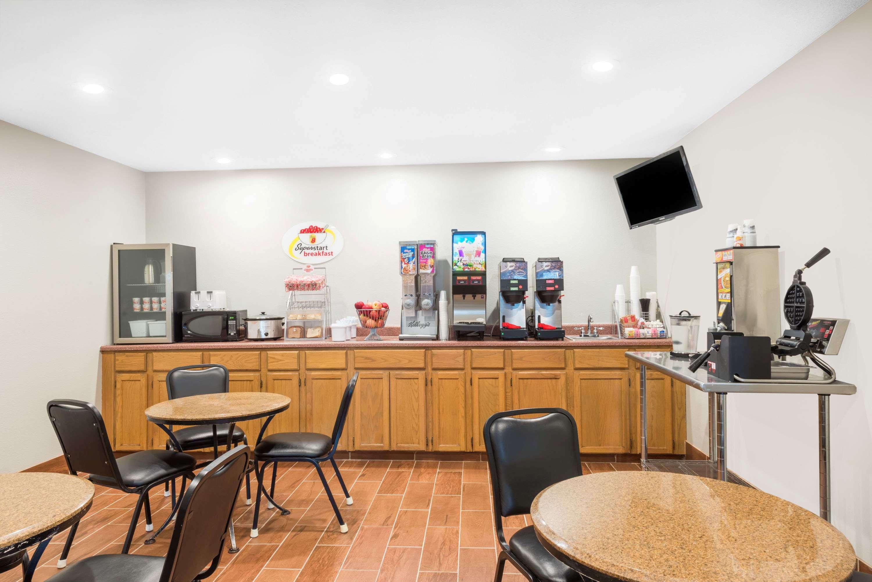 Super 8 By Wyndham Winfield-Quail Ridge Area Hotell Exteriör bild