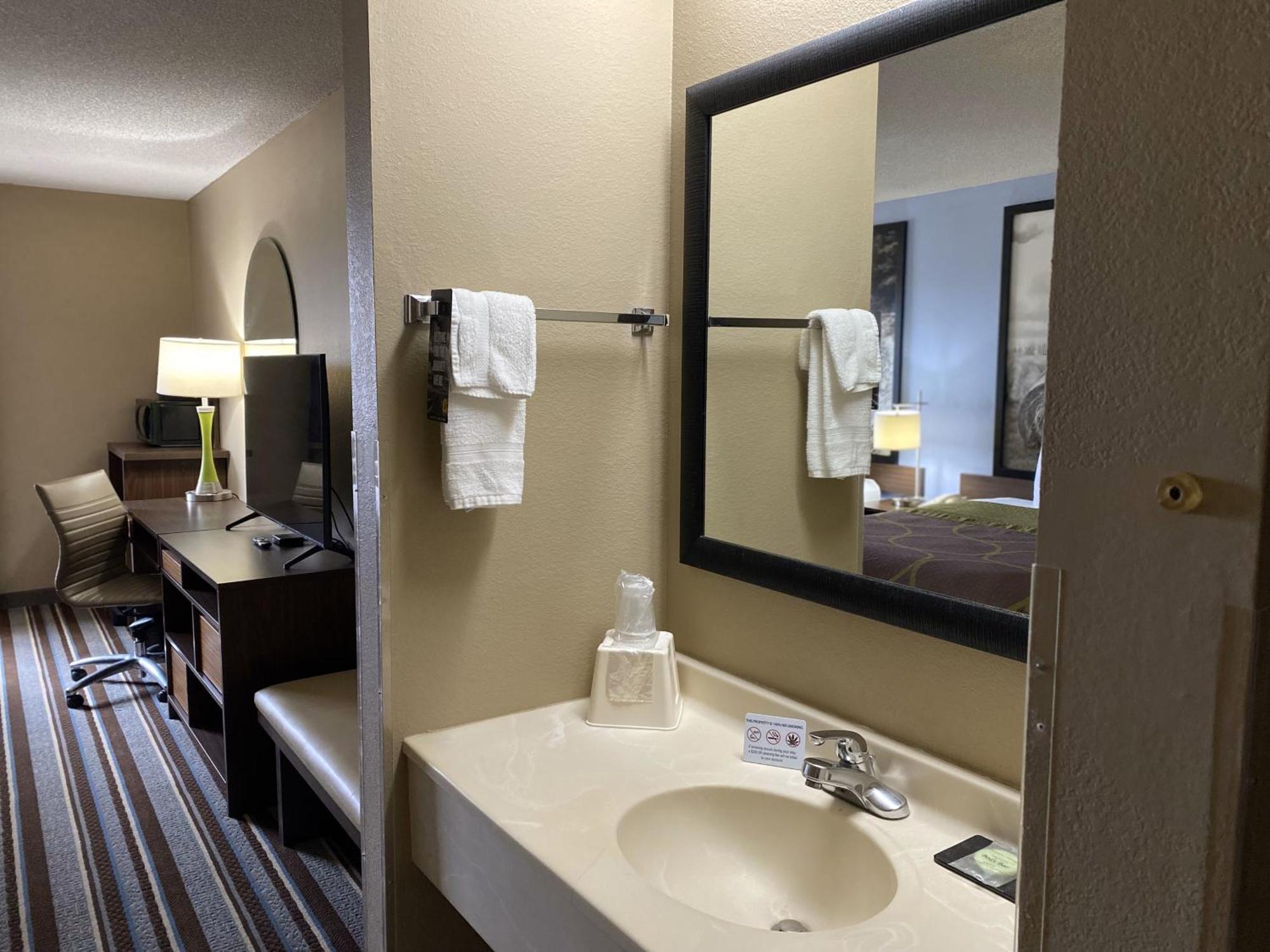 Super 8 By Wyndham Winfield-Quail Ridge Area Hotell Exteriör bild